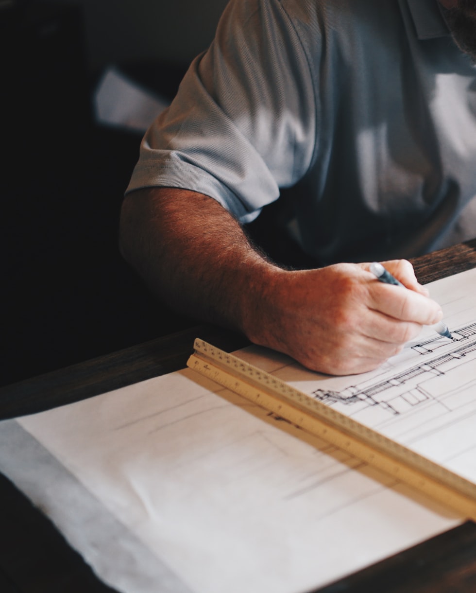Bouwtekening wordt doorgenomen aan een werktafel